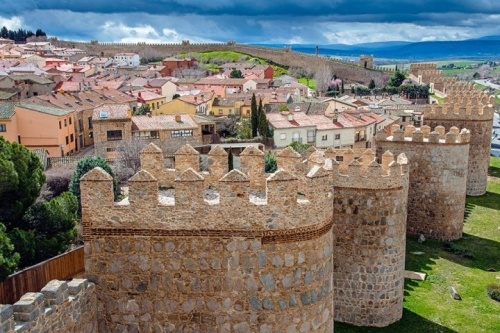 Avila  (Tây Ban Nha) Nằm ở phía Tây của Tây Ban Nha, thành phố thời trung cổ Ávila được xây dựng trên đỉnh đồi đá bằng phẳng, giữa một khu vực hoang dã. Ávila có một bức tường thành lộng lẫy được bảo quản tốt bao quanh toàn bộ thành phố cổ. Thành lũy có chín cửa và 88 tòa tháp canh. Các bức tường thành phố chủ yếu được xây dựng trong thế kỷ 11 và 12. Ngày nay, Avila là một thành phố đặc biệt với sự kết hợp giữa hai thế giới – một là khu trung tâm hiện đại được cải tạo bởi kiến trúc sư Francisco Mangado và một quần thể các nhà thờ thời Trung Cổ (bao gồm một nhà thờ lớn từ thế kỉ thứ 12).