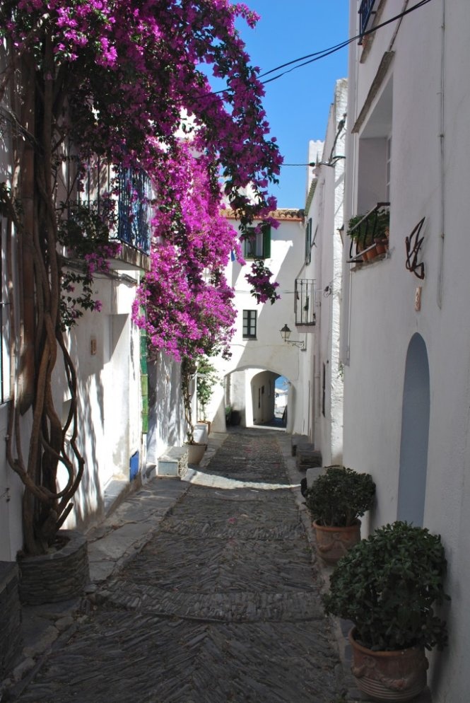 Dọc theo bờ biển nơi đây là những ngôi làng nhỏ xinh xắn được chấm phá bằng nhiều di tích văn hóa giá trị cùng nhiều lâu đài thời Trung cổ với những truyền thuyết làm say lòng người phương xa. Ảnh: Insitutravel