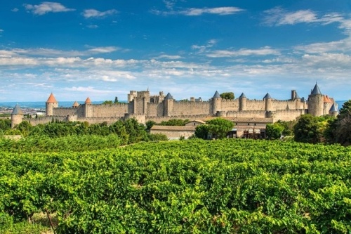 Carcassonne (Pháp) Thành phố Carcassonne ở Pháp là một trong những thành phố có tường bao quanh được bảo quản hoàn hảo nhất trên thế giới và là bức tường thành lớn nhất ở châu Âu. Bao gồm hai bức tường bên ngoài, các tòa tháp được xây dựng trong một thời gian dài. Mang phong cách La Mã trong đó đáng chú ý nhất là các bức tường với các lớp gạch đỏ và mái ngói đất nung. Một trong những tháp là nơi đặt Toà án dị giáo Công giáo trong thế kỷ 13. Một vài phần của bộ phim năm 1991 “Robin Hood: Prince of Thieves” được quay bên trong và xung quanh Carcassonne. Đây từng là thủ phủ của vương quốc Visigoths, Moors và Languedoc của gia tộc Trencavels, cho đến khi nó thuộc về nước Pháp từ năm 1247. Chính phủ, đứng đầu lài kiến trúc sư người Pháp Eugène Viollet-le-Duc đã cho cải tạo nơi này nhằm khắc phục những tổn thất gây ra bởi các cuộc chiến tranh trong thế kỉ 19. Ngày nay, nơi năm đón khoảng vài ngàn du khách mỗi năm.