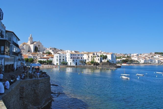 Ngôi làng ven biển Cadaquès tấp nập du khách. Ảnh: Insitutravel.