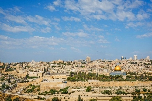 Jerusalem (Israel) Jerusalem là một thành phố có 3 tôn giáo, Do Thái giáo, Kitô giáo và Hồi giáo, là thủ đô hiện đại của Israel và là thành phố lớn nhất của đất nước. Đó là nơi duy nhất tồn tại từ thế kỷ đầu tiên cho tới thế kỷ 21, nơi những khu phố cổ đẹp như tranh vẽ nép mình bên cạnh những tòa tháp văn phòng sáng lấp lánh và những căn hộ cao cấp đắt tiền. Jerusalemcũng là thánh địa quan trọng nhất của người Do Thái, nổi tiếng với Nhà Thờ Mộ Giáo Holy Sepulchre. Khách du lịch cũng thường đến tham qua các thành luỹ thuộcc khu kiến trúc Tháp David, đền thờ Dome of the Rock và Bức tường than khóc Western Wall.