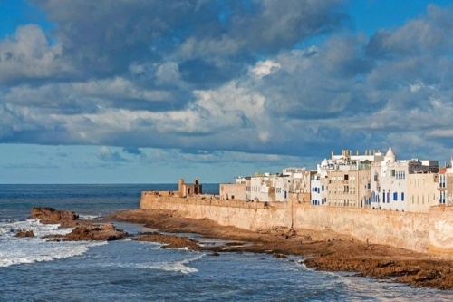 Essaouire (Morocco) Những đợt sóng của vùng Atlantic nhẹ nhàng vỗ vào những bức tường bạc màu của thành phố biển cách Marrakech hơn 100 dặm. Essaouira được thiết kế bởi bàn tay của kiến trúc sư người Pháp Théodore Cornut của thế kỉ 18 đến tận hôm nay vẫn còn làm nao lòng khách thập phương, từ Winston Churchill đến Jimi Hendrix. Bên ngoài những bức tường này, du khách cũng có thể tìm được những trò giải trí khác như thả diều hay cưỡi lạc đà, hoà mình vào thiên nhiên của trời và biển.