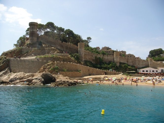 Costa Brava - diem hen mua he tuyet dinh hinh anh