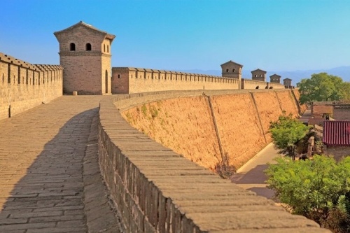 Bình Dao (Trung Quốc) Thành cổ Bình Dao 3.000 năm tuổi và cao gần 40 feet này từng là thành luỹ chính của tỉnh Sơn Tây, Trung Quốc. Phía trong tường thành, dọc theo những con phố lớn là rất nhiều những cửa hàng quà lưu niệm bày bán quà lưu niệm. Thành phố này đóng vai trò vô cùng quan trọng trong lịch sử kinh tế của Trung Quốc bởi nó là một trong những trung tâm thương mại ra đời sớm nhất, cũng là nơi ra đời những “ngân hàng” đầu tiên tại đất nước này cho phép sử dụng “séc” thay tiền giấy. Những ngôi nhà truyền thống đặc trưng của dân tộc Hán với gạch lợp ngói và kết cấu gỗ cũng khiến khách tham quan đặc biệt chú ý.