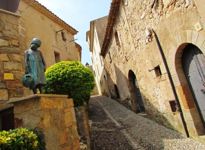 Những ngôi nhà bằng đá thách thức thời gian ở thành phố cổ Tossa de Mar tại Costa Brava. Ảnh: Wordpress.
