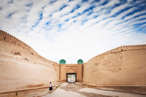 Itchan kala (Uzbekistan) Itchan Kala là thị trấn nằm trong ốc đảo Khiva cổ, nằm dọc “con đường tơ lụa” và có tường bao quanh bên trong thành phố Khiva tại Uzbekistan. Khu phố cổ này vẫn giữ được nhiều di tích lịch sử và những ngôi nhà cổ, có niên đại chủ yếu từ thế kỷ 18 hoặc 19. Những điểm kiến trúc tuyệt vời nhất của Itchan Kala chính là những bức tường gạch phơi khô và bốn cổng ở mỗi bên của pháođài hình chữ nhật. Các bức tường thành phố đã bị phá hủy nhiều lần, nhưng họ đã luôn luôn được xây dựng lại.