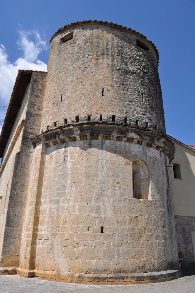 Bạn có thể tìm đến Oix hay Beget. Đó là hai ngôi làng bé xíu dường như ngắt mạch kết nối với thế giới hiện tại nhưng lại gắn kết chặt chẽ với thiên nhiên, lịch sử và văn hóa truyền thống bản địa. Nét đặc trưng của hai ngôi làng này đơn giản chỉ là sự yên tĩnh của những ngọn núi đá ấn tượng, những khu rừng sồi xanh um khổng lồ cùng kho báu nghệ thuật lãng mạn bàng bạc khắp chốn. Ảnh: Daysoutfromgironagironalet.