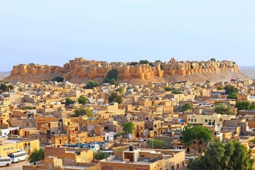 Jaisalmer (Ấn Độ) Sự phồn vinh của thủ phủ Jaisalmer, bang Rajasthan, Ấn Độ, gần Pakistan không hề bị suy giảm qua từng ấy thế kỉ, cho dù nơi đây đã được xây dựng từ năm 1156. Tôn giáo cũng tranh giành sức ảnh hưởng nên di sản trên vùng đất này. Đạo Hindu nổi tiếng với những ngôi đền, đạo Phật với chùa chiền thì Hồi giáo lại gây ấn tượng với những thánh đường rộng lớn, trong đó phải kể đến các lăng mộ mà Taj Mahal là di sản nổi tiếng nhất và các pháo đài (fort) kiên cố để bảo vệ thành phố khi có chiến tranh. Fort ở Jaisalmer, đúng như tên gọi của nó – Golden Fort gây ấn tượng mạnh mẽ với kiến trúc kì vĩ nằm ở trung tâm thành phố, nổi bật với màu vàng cát sa mạc. Nơi này  từng là cửa ngõ giao thương của các thương gia Ấn Độ với bên ngoài, đặc biệt là các nước Trung Đông, Ai Cập hay châu Phi.