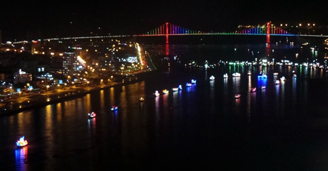Da Nang: Cong bo gia ve ngoi thuyen xem phao hoa hinh anh
