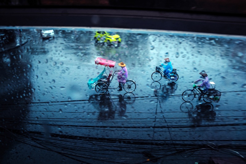 Mưa ngoài phố. Ảnh: CAT.