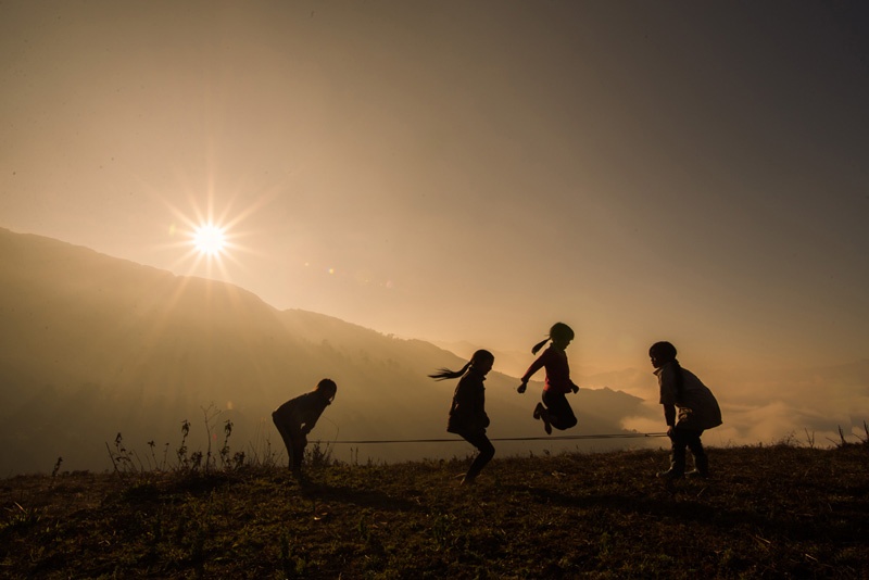 Trò chơi trên núi cao. Ảnh: Mèo Già.