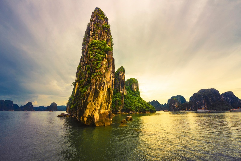 Vịnh Hạ Long. Ảnh: TrBinhAn.