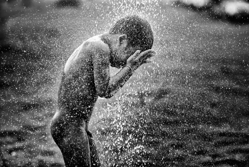 Tắm mưa. Ảnh: TranTienThanh.