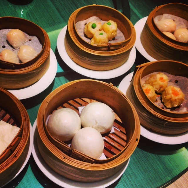 10. Dim Sum  Dim sum ở hầu hết các nước như Singapore, Malaysia, Trung Quốc… đều được phục vụ vào lúc sáng sớm… thế nhưng ở Chiang Mai, nó được bán vào ban đêm. Món ăn này được bày trí trong những khay tre trông khá bắt mắt và hấp dẫn, cách tốt nhất để thưởng thức được hết hương vị của món ăn là chọn dim sum thập cẩm. Ảnh: Dubaieye1038.co.