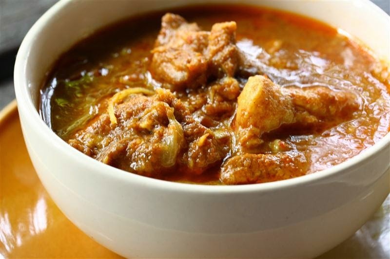 3. Cà ri heo Kaeng Hang Lei  Đây có lẽ là một trong những món cà ri cay nhất ở Thái Lan. Cà ri heo ở Chiang Mai có vị ngọt nhẹ của cà chua và thêm một vài hương liệu như: ớt, gừng, nghệ, me, tỏi. Hương vị của món này rất thích hợp với những du khách thích ăn cay. Ảnh: Sriyaoruean.blogspot.com.