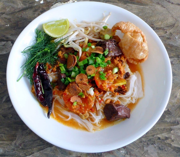 5.  Khanom Jeen Nam Ngiao  Theo tiếng Thái, Khanom Jeen nghĩa là “bún tươi” và Nam Ngiao nghĩa là “nước cà chua cay truyền thống”. Hai thành phần này kết hợp đã tạo ra được món bún ngon và độc đáo của Chiang Mai. Món này thường được ăn kèm với chanh, giá đỗ, cải chua, rau sống và da heo chiên giòn. Ảnh: Pinterest.com.