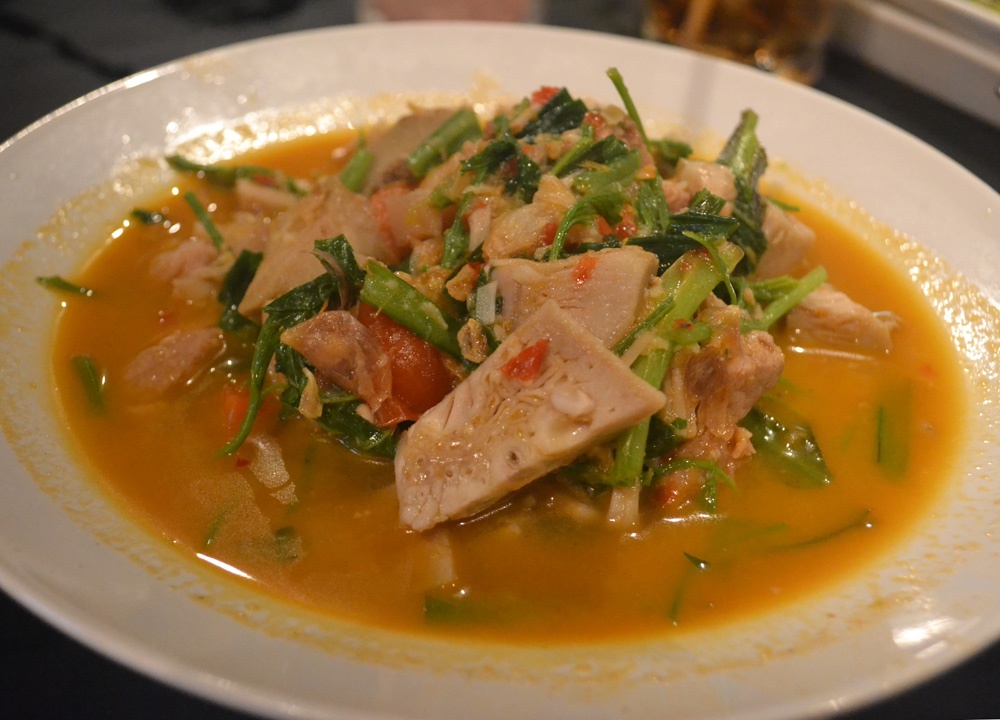 6. Kaeng Khanun  Kaeng Khanun hay còn gọi là cà ri mít là món cà ri nổi tiếng ở miền Bắc Thái Lan nói chung và Chiang Mai nói riêng. Ngoại trừ các nguyên liệu và hương vị quen thuộc của cà ri, Kaeng Khanun còn có thêm xơ mít và cà chua. Đây sẽ là một món cà ri mới lạ mà du khách nên thử khi ghé thăm Chiang Mai. Ảnh: Live-less-ordinary.com.