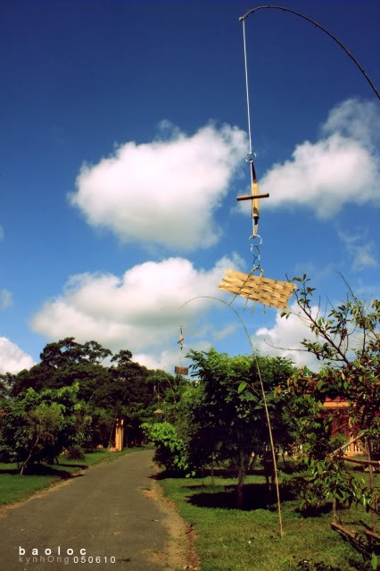 Phong linh được làm hoàn toàn bằng ống tre do chính tay những chú tiểu trong chùa làm. Phong linh được treo khắp mọi nơi trong khuôn viên chùa, nên cho dù bất kỳ chỗ nào ta cũng có thể nghe được tiếng lộc cộc của hàng trăm chiếc phong linh. Một âm thanh đặc trưng mà không một nơi nào có được mang cảm giác bình yên đến lạ kỳ. Ảnh: Kynhong.
