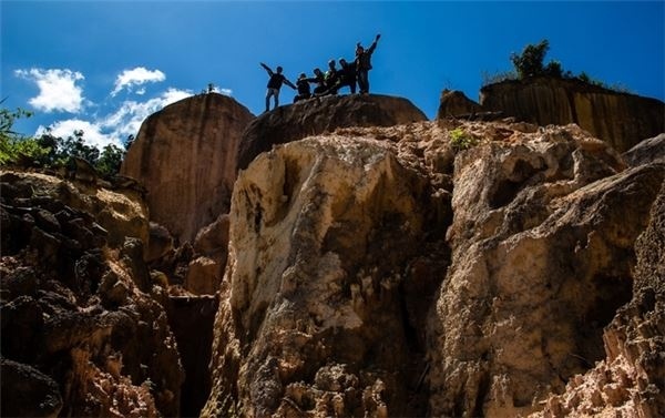 Màu xanh của nước được suy đoán là do cao lanh và các khoáng chất trong đất đá hòa vào nước hồ dưới tác dụng của ảnh mặt trời. hành trình chinh phục cung đường đèo Triệu Hải thật sự là một trải nghiệm thú vị để bạn học hỏi nhiều kỹ năng như giải quyết khó khăn, xử lý sự cố và hơn cả là tìm ra các giá trị tiềm ẩn trong chính bản thân mình cũng như tận hưởng thành công. Ảnh: Hải An.