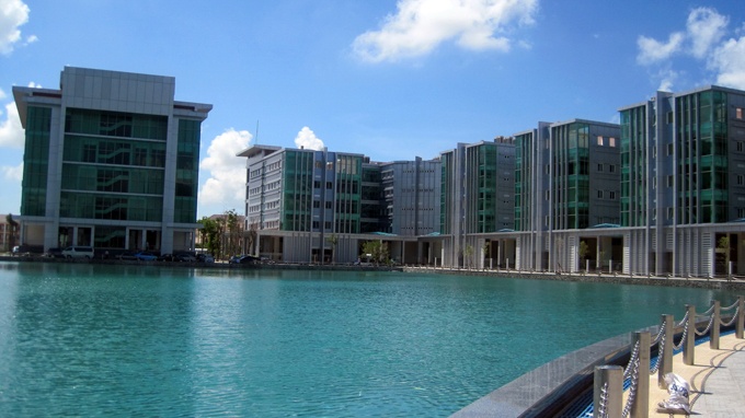 Sau khi hoàn thành, toàn bộ các cơ quan Đảng, đoàn thể, HĐND, UBND, Ủy ban MTTQ Việt Nam tỉnh, các sở Tài chính, Kế hoạch - Đầu tư, Công an… TP Vũng Tàu đã được chuyển về đây làm việc. Trung tâm hành chính mới đi vào hoạt động đã bảo đảm thực hiện tốt chức năng tập trung về một mối, tạo điều kiện thuận lợi cho tổ chức và cá nhân thực hiện giao dịch hành chính, liên hệ công tác và các công việc liên quan. Ảnh: Kienviet.