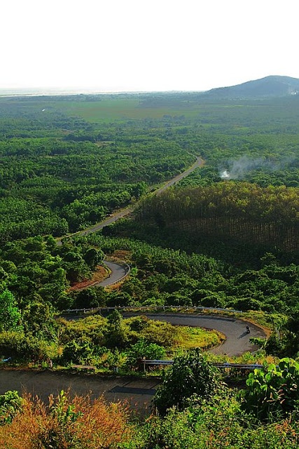 Đoạn đường này chạy rất thoáng và đẹp, bạn sẽ đi qua một chiếc cầu treo bắt ngang qua suối, buổi chiều dân địa phương thường ra đây tắm suối, đi dạo hay câu cá rất vui. Hai bên đoạn đường này rất vắng vẻ, đa số chỉ có người dân tộc ít người và lâu lâu mới có vài xe lớn đi ngang. 