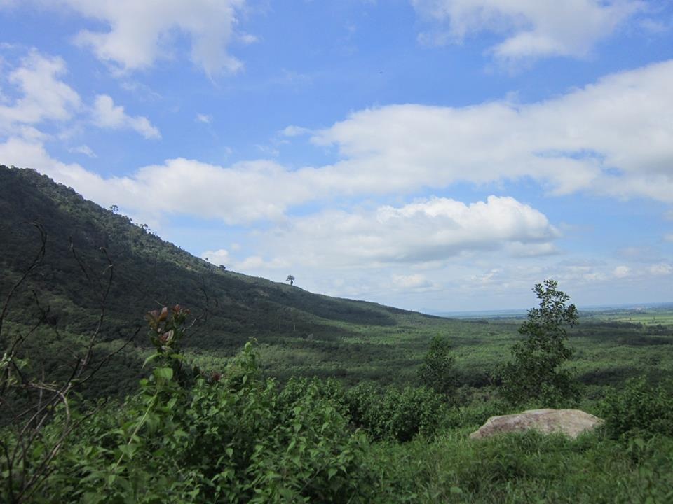 4. Đèo Triệu Hải: Điểm xuất phát để tới đèo Triệu Hải dễ nhất là từ trung tâm thành phố Bảo Lộc, tỉnh Lâm Đồng. Từ đây xuất phát bạn sẽ tới được thác Dambri, qua hồ Tâm Châu rồi đến đập thủy điện Dambri. Nước hồ có màu xanh ngọc bích đẹp mê mẩn được bao trọn bởi những dãy núi xung quanh.  Ảnh: Hải An.