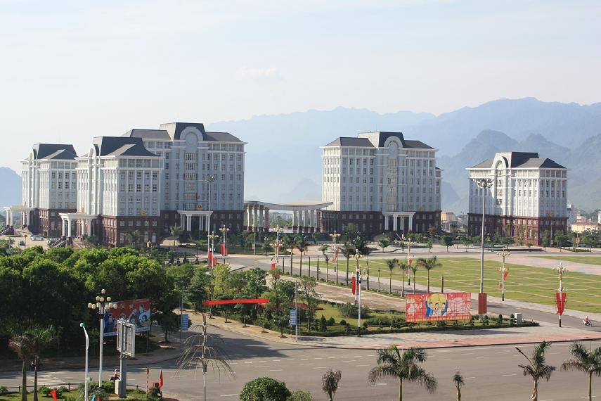 Lai Châu: Tọa lạc trên nền đồi cao ráo, thoáng đãng rộng 5ha với cảnh quan tuyệt đẹp: Phía trước là Quảng trường Nhân dân và Trung tâm Hội nghị văn hóa của tỉnh bề thế, bên cạnh là những thảm cỏ xanh và xa xa là khu dân cư được quy hoạch đồng bộ xây dựng khang trang. Ảnh: Baolaichau.