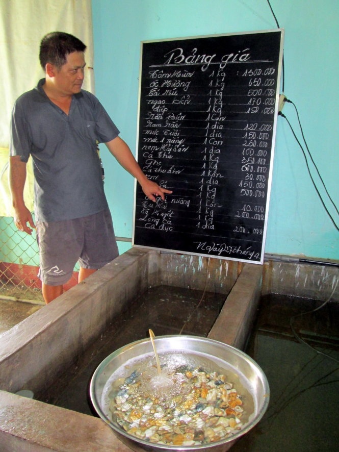 Ông Nguyễn Quang Cần, chủ một nhà hàng ở biển Nhật Lệ cho biết giá cả đã được niêm yết công khai. Ảnh: Lam Giang.