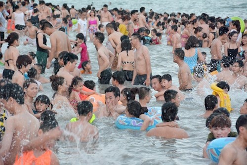 Nhung bai bien dong nghit nguoi dip nghi le 30/4-1/5 hinh anh