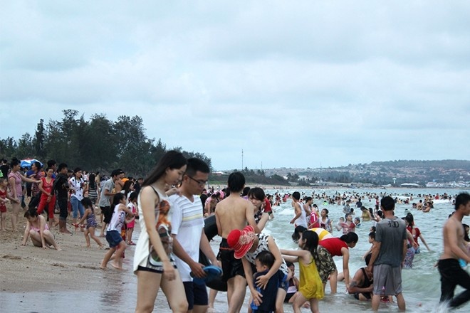 7. Đồi Dương - Phan Thiết: Ước tính trên 10.000 lượt du khách đã đổ về bãi biển Đồi Dương - Phan Thiết để tránh nóng. Tình trạng quá tải diễn ra tại mọi dịch vụ nơi đây, như phòng nghỉ, khách sạn, khu vui chơi ăn uống, bãi biển, và ngay cả các bãi giữ xe... Ảnh: Khang Nguyễn.