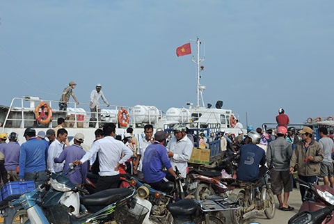 5. Đảo Lý Sơn: Chỉ trong 2 ngày 28 và 29 tháng 4, đã có hơn 4000 du khách ghé thăm và nghỉ ngơi tại quần đảo Lý Sơn, Quảng Ngãi. Theo nhiều người cho biết, chưa bao giờ đảo Lý Sơn lại đông đến như vậy, tình trạng tắc nghẽn trên bến tàu và bãi tắm đã diễn ra trong suốt thời gian này. Ảnh: Mịnh Văn - VTC.