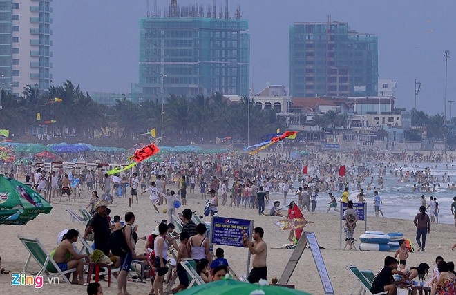 6. Đà Nẵng: Dịp nghỉ lễ số lượng du khách đổ về Đà Nẵng quá đông, nhiều bãi tắm nổi tiếng tại thành phố đã chật ních người vào mỗi buổi chiều. Ảnh: Lê Hiếu - Mạnh Thắng.