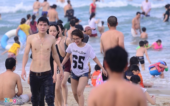 Tại những bãi biển như T20, Sao Băng, Mỹ Khê ... đã không còn một chỗ trống dù là trên bờ hay dưới biển. Theo thông tin từ Sở Văn hóa, thể thao và du lịch Đà Nẵng, trong ngày 27/4 đã có 40.000 du khách có mặt tại thành phố. Ảnh: Lê Hiếu - Mạnh Thắng.