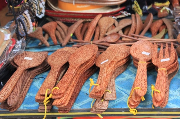 Những món quà lưu niệm làm từ dừa. Ảnh : Yến Nhi.