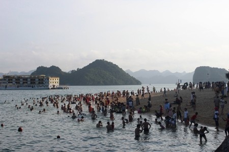 Hạ Long, Quảng Ninh: Theo thông tin từ Sở Văn hóa - Thể thao - Du Lịch, vịnh Hạ Long đón tiếp khoảng 22.000 lượt khách chỉ trong ngày 30/4, và hơn 850 chuyến tàu xuất bến. Ảnh: VTV.