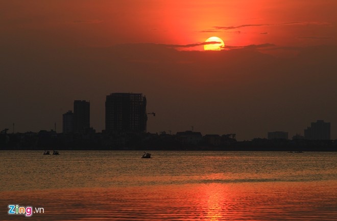 4. Hồ Tây, Hà Nội. Hồ Tây là một trong số những hồ nước tự nhiên nổi tiếng nhất tại Việt Nam, vì thế các địa điểm xung quanh hồ Tây luôn thu hút một lượng lớn du khách vào mỗi dịp cuối tuần. Với không gian thoáng đãng cùng phong cảnh êm đềm, du khách có thể tận hưởng cảm giác chèo thuyền, đạp vịt trên hồ, hay thưởng thức café tại các quán ven hồ. Vào mùa hè, khu vui chơi công viên nước hồ Tây với rất nhiều trò chơi hấp dẫn như trượt máng, trượt ống hấp dẫn sẽ không khiến bạn phải thất vọng. Ngoài ra, du khách còn có thể tới đây mua sắm, nghỉ ngơi tại những khách sạn 5 sao sang trọng, hay vãn cảnh hơn 20 di tích, đền, chùa quanh hồ. Ảnh: Hoàng Hà.