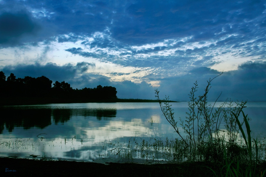 12. Hồ Trị An, Đồng Nai: Hồ Trị An là hồ nước nhân tạo nằm trên sông Đồng Nai, nơi chứa nước để cung cấp cho nhà máy thủy điện Trị An. Tới hồ Trị An ngoài việc chiêm ngưỡng khung cảnh nên thơ thanh bình của sông nước, những hòn đảo ngọn thác kỳ thú ở thượng nguồn, hay rừng quốc gia Cát Tiên hoang sơ bí ẩn. Tuy nhiên tới đây bạn nên tham gia một chuyến khám phá lòng hồ kèm câu cá Lăng và cá Chuột, những đặc sản của sông nước và thưởng thức chúng ngay khi vừa bắt được. Ảnh: Quancoc.com.