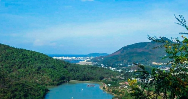 9. Hồ Kênh Hạ, Nha Trang: Chỉ cách trung tâm thành phố khoảng 10 km về phía Nam, hồ Kênh Hạ nằm gần ngay khu du lịch Trăm Trứng. Phong cảnh xung quanh hồ với núi rừng hoang sơ, vừa lãng mạn lại gần gũi thiên nhiên. Mặt nước hồ Kênh Hạ trong xanh rộng lớn từ lâu đã thu hút du khách từ khắp nơi, trở thành một địa điểm nghỉ dưỡng sinh thái lý tưởng cho mọi người. Tới đây bạn có thể tham gia các cuộc teambuiding hoành tráng, câu cá, thưởng thức tiệc nướng ngoài trời, hay bơi thuyền thưởng lãm phong cảnh hữu tình hiếm có của nơi đây. Ảnh: Hellonhatrang.vn