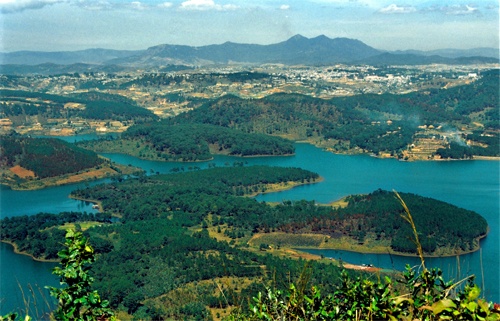 8. Hồ Tuyền Lâm, Đà Lạt: Hồ Tuyền Lâm chỉ cách trung tâm thành phố Đà Lạt 7 km, đây là hồ nước trong xanh tự nhiên, với những rừng thông nguyên sinh tuyệt đẹp bao bọc xung quanh. Ngoài ra, những ốc đảo cũng là điểm nhấn khiến hồ Tuyền Lâm thu hút một lượng lớn du khách tới vào mọi thời điểm trong năm. Bạn tới đây đừng quên du ngoạn quanh hồ bằng thuyền, để tận hưởng phong cảnh bình yên hữu tình cũng như thưởng thức những món đặc sản đặc sắc. Ảnh: Lamdong.gov.vn.
