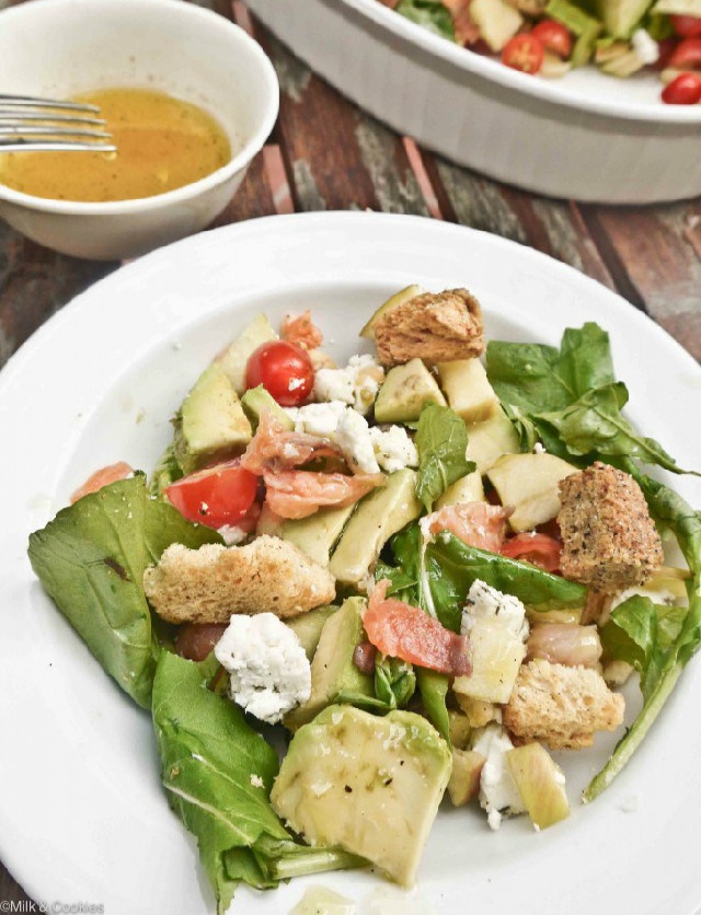 Dọn salad ra đĩa, trộn nhẹ lần nữa để nước xốt hòa quyện cùng các nguyên liệu rồi mới thưởng thức.