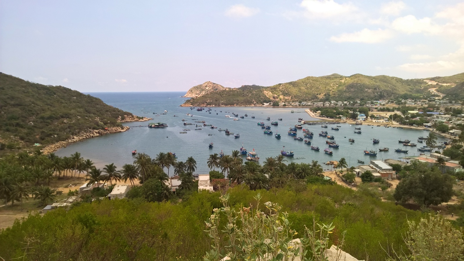 Nước biển xanh trong gợn những con sóng nhỏ lăn tăn như dải lụa mềm mại phất phơ. Thêm nữa, bạn còn có thể ăn hải sản trên bè, đi tàu đáy kính ngắm san hô rất thú vị.