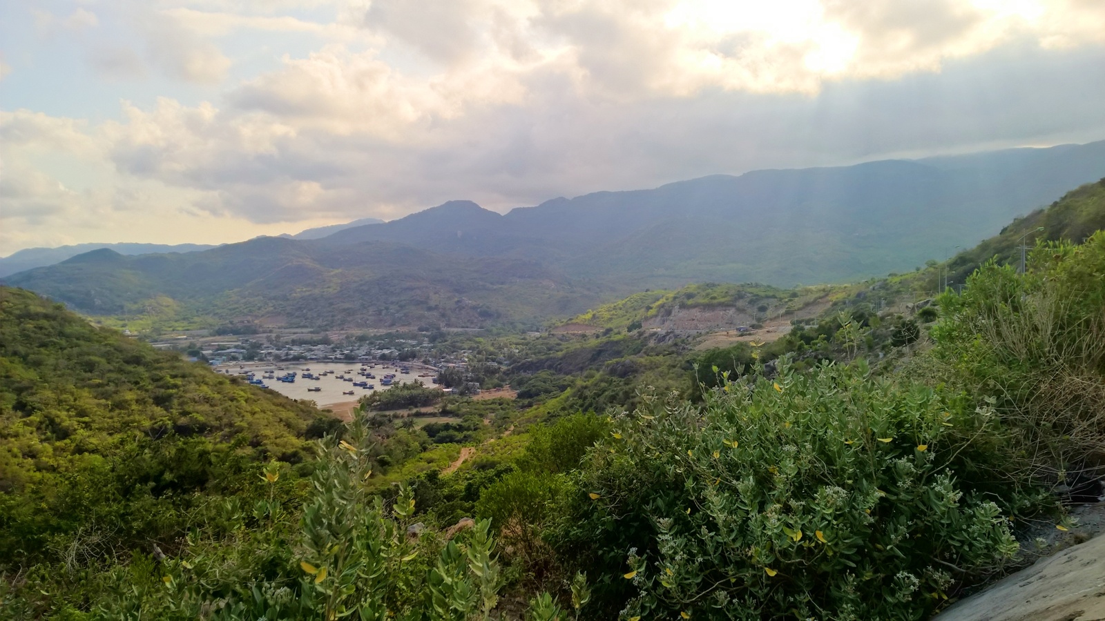 6. Đảo Bình Hưng: Trên cung đường DT702 này, bạn sẽ được ngắm đảo Bình Hưng hoang sơ và thơ mộng. Vì đảo rất gần với đất liền, chỉ cách 10 phút đi tàu, đảo Bình Hưng được nhiều dân du lịch bụi lựa chọn và ở lại khám phá. Với các ưu điểm như hải sản rẻ, bãi biển đẹp cùng với dịch vụ đầy đủ, đảo Bình Hưng ngày càng thu hút khách du lịch tìm đến.