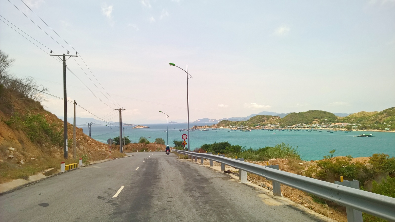 6. Bãi Nước Ngọt: Một bãi tắm cực kỳ đẹp như một thiên đường thu nhỏ mà khi đi trên DT702 bạn sẽ nhìn thấy. Một bãi biển cát trắng tinh, nước biển màu xanh ngọc, bên trong lại là một dòng suối mát trong chảy từ núi Chúa ra, bãi tắm ở đây được gọi theo tên của con suối là bãi Nước Ngọt. Đường xuống bãi tắm không khó, xe ô tô cũng có thể vào, nhưng phải để ý lắm mới tìm ra được. Đứng từ lưng chừng núi, bạn sẽ phải thốt lên vì sự thơ mộng của bãi biển này.