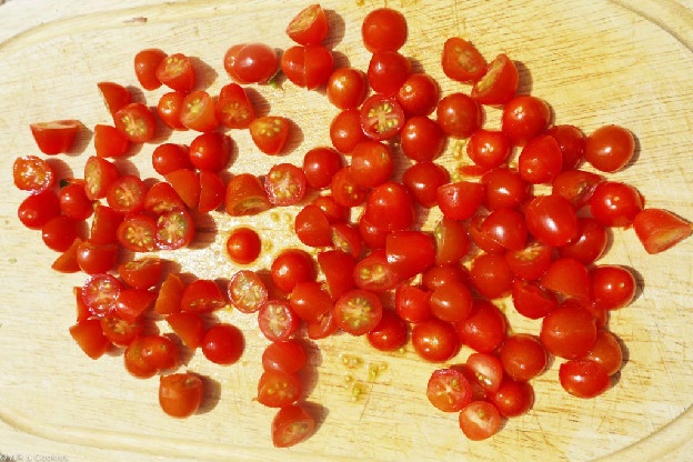 Cách thực hiện: Cà chua bi rửa sạch, cắt đôi.