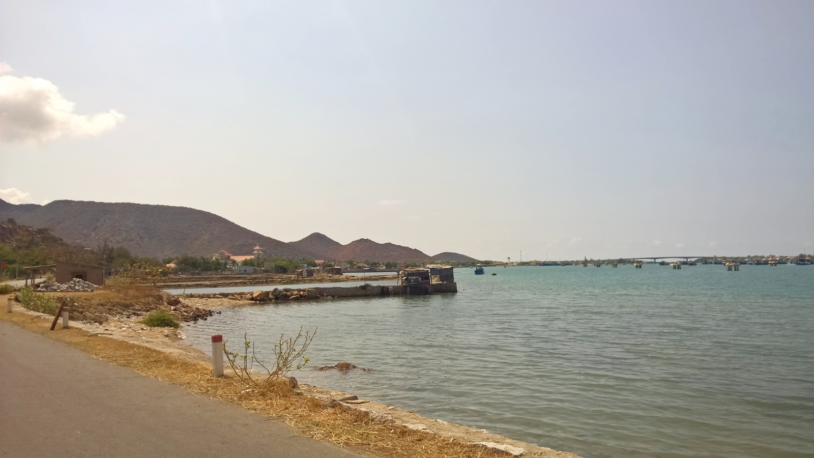 1. Đầm Nại: Vừa ra khỏi thành phố Phan Rang, bạn sẽ đi qua đầm Nại. Thuộc huyện Ninh Hải, Đầm Nại là một trong 12 đầm phá ven biển nước ta, là đầm phá kiểu nhiệt đới khô hạn ven biển điển hình. Đầm Nại sở hữu một hệ sinh thái tương đối phong phú về hệ động - thực vật. Nơi đây cũng còn là nơi trú ngụ của các loài chim di trú và là địa bàn sinh kế của nhiều ngư dân, diêm dân xã Phương Hải, Tri Hải, Tân Hải, Hộ Hải và thị trấn Khánh Hải của huyện Ninh Hải. 