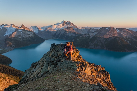 Panorama Ridge, Công viên Garibaldi Provincial, Fraser Valley, Canada: Có rất nhiều cảnh quan tuyệt đẹp khi bạn đi bộ trên sườn núi. Từ Panorama, bạn có thể ngắm hoàng hôn và cả đèn màu thành phố Vancouver khi mặt trời lặn. Mặt trời xuống núi cũng là lúc bạn nên tìm một vị trí thích hợp để chụp ảnh. Những mỏm đá tuyệt vời, ánh sáng vàng của hoàng hôn sẽ làm bức ảnh của bạn thêm sống động. Ảnh: Matthew Hosford.