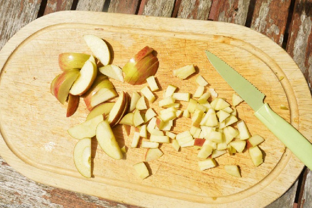 Táo cắt hạt lựu nhỏ.