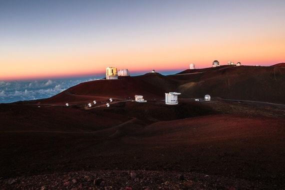 Mauna Kea Summit, Hawaii, Mỹ: Đỉnh Mauna Kea sẽ khiến bạn kinh ngạc vì sương mù và mây. Bạn có thể đi bộ xung quanh để thưởng thức cảnh đẹp được ví như cõi tiên ở Hawaii. Khi mặt trời lặn, đỉnh núi này khá tối so với những nơi khác. Vì vậy nên sử dụng đèn, kính thiên văn ngắm cảnh. Ảnh: Shane Black. 