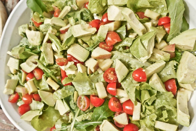 Cho bơ vào đĩa rau.