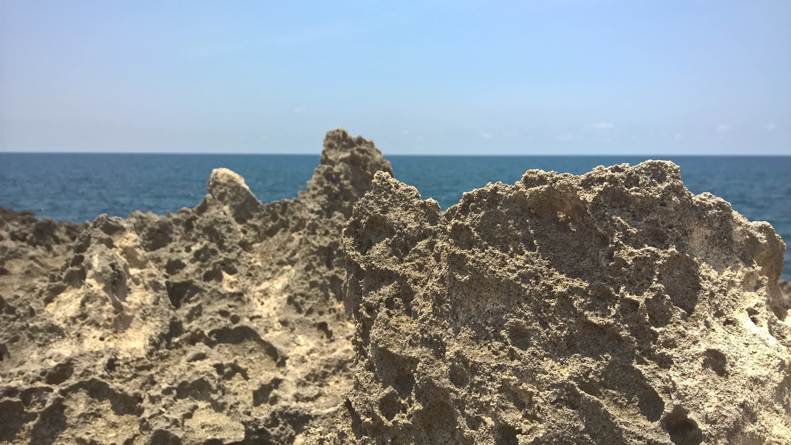 4. Hòn Đỏ (Bãi đá tổ ong): Tất cả những gì bạn nhìn thấy ở hang Rái, đó chỉ là một phần nhỏ của bãi đá tổ ong. Nếu không biết đường, hãy hỏi dân địa phương đường ra hòn Đỏ. Bạn sẽ phải len lỏi qua những cánh đồng tỏi, ớt, chạy trên cát khoảng 1 cây số sẽ ra được bãi đá tổ ong. Bãi đá rất rộng, cảm giác cứ đi mãi mà không hết. 